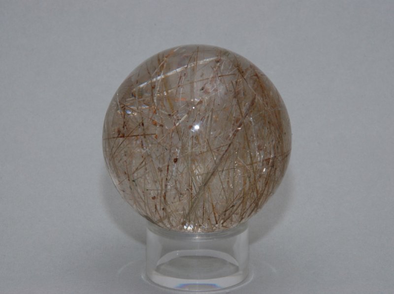 Boule en cristal de roche du Mont Ganesh avec inclusions de rutiles